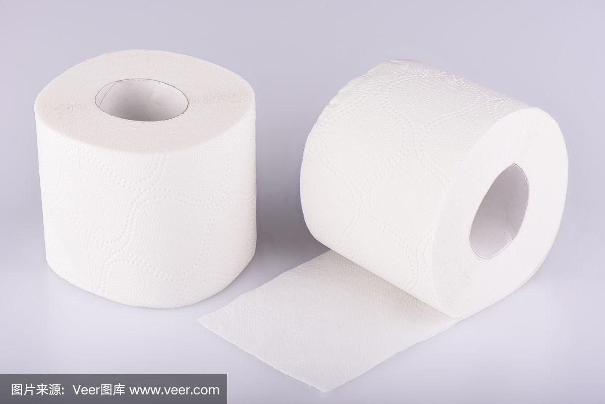 两卷白色卫生纸隔离.用于卫生和卫生目的的纸制品